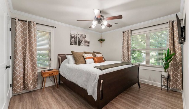 Serene Lake Lanier cottage with Fire Pit King Bed Bunk Bed Queen Bed
