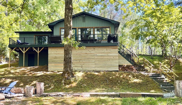 Serene Lake Norman Escape-Sleeps 8, Pet-friendly, private dock, kayaks,& firepit