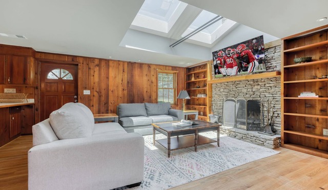 Serene Lake Oasis ~ King Bed