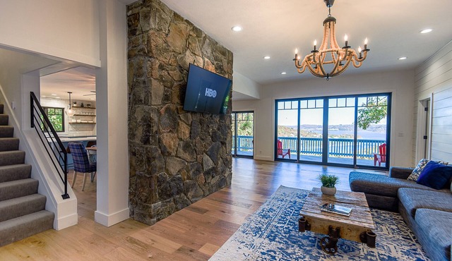 Serene Lake Retreat: Enjoy lake views and privacy with 15 wooded acres