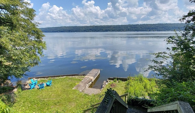 Serene Lake Retreat with Stunning Views Close to CU and IC