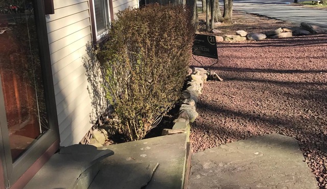 Serene lake-view getaway, walk to lake, restaurants, mini-golf..near ski area.