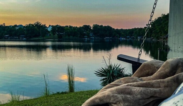 Serene Lake Views Hot Tub BBQ Kayaks