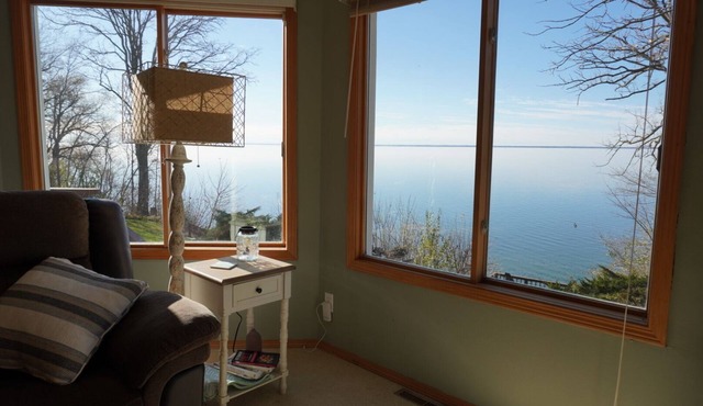 Serene Lake Winnebago Home next to High Cliff, 40 Minutes to Oshkosh/Green Bay