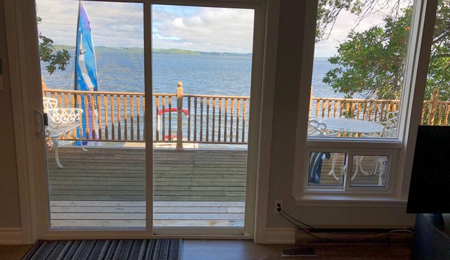 Serene LakeFront Cottage