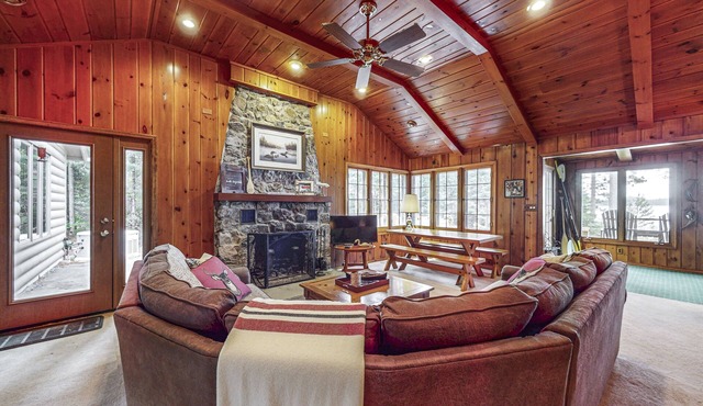 Serene Lakefront Home w/Wifi, docks, kayaks, gas grill, fire pit & more