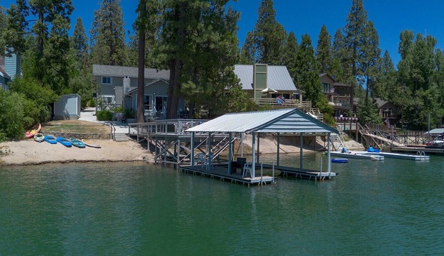 Serene Lakefront Bass Lake Home, Private Dock, close to Pines Village & Yosemite