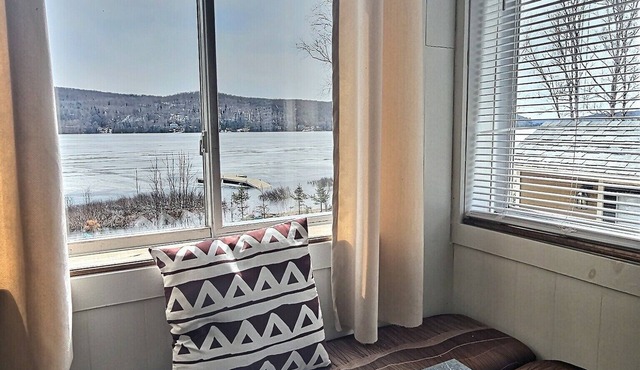 Serene Lakefront Cottage Escape