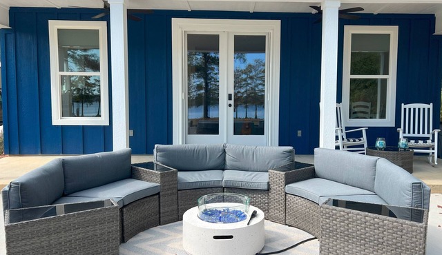 Serene lakefront cottage