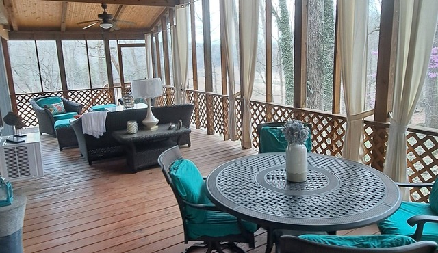 Serene Lakefront Cottage Home, relax and enjoy! Walk right to the water.