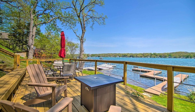 Serene Lakefront Escape: Boat Dock & Grill!
