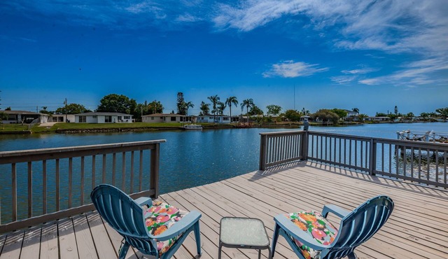 Serene Lakefront home in Tampa Bay, close to beaches and downtown Tarpon Springs