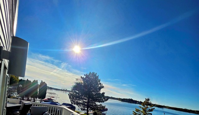 Serene Lakefront House on Fox Lake waterfront private firepit ,BBQ, outdoor deck