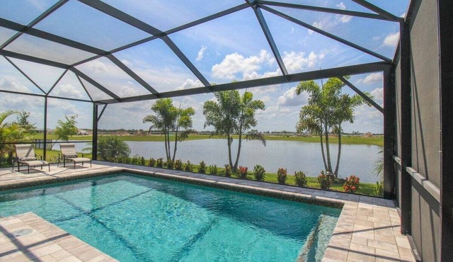 Serene lakefront pool home in Lorraine Lakes - Coral Paradise