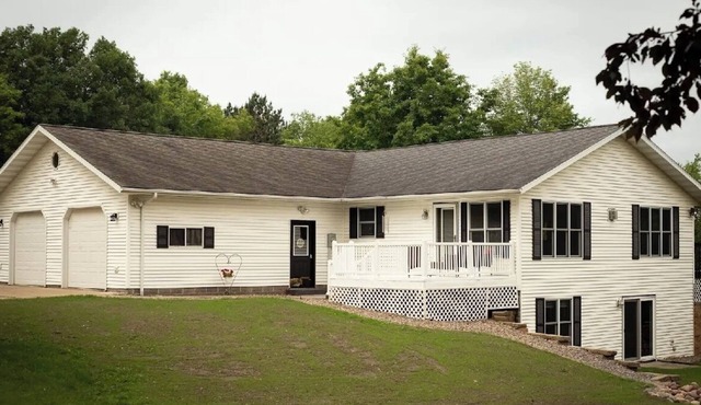 Serene Lakefront Retreat - Pristine home near it all with Gracious Hospitality