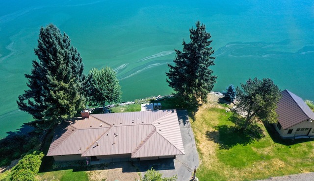 SERENE LAKEFRONT ESCAPE WITH PRIVATE BOAT RAMP AND LAKE & MOUNTAIN VIEWS