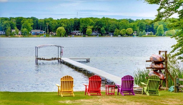 Serene Lakehouse - Private Beach, Kayaks, Pickleball, various games, and near TC