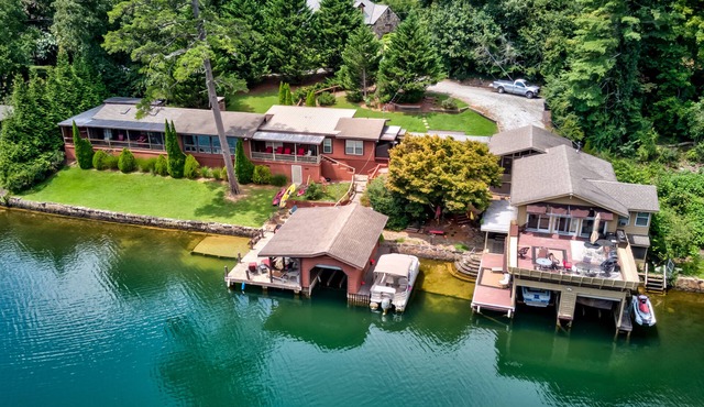 Serene lakehouse with hot tub, kayaks, dock, fireplace, & washer/dryer