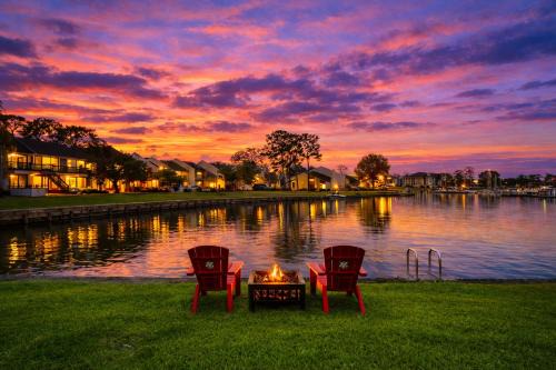 Serene Lakeside 2BR Sunset Views & Relaxing Stay