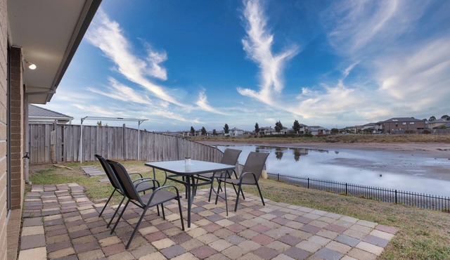 Serene Lakeside 4BR2BA house in Point Cook Paking