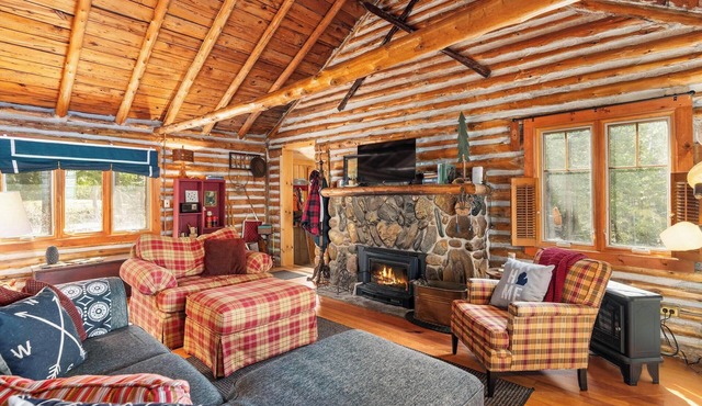 Serene Lakeside Cottage with Stunning Sunsets, Just Minutes from Charlevoix!