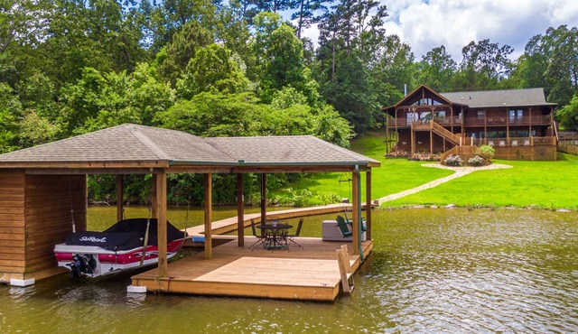 Serene Lakeside Getaway