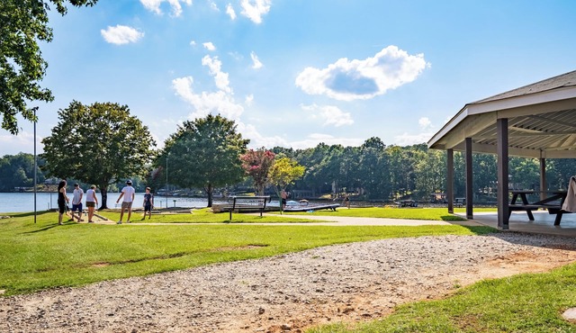 Serene Lakeside Oasis: Relax and Recharge