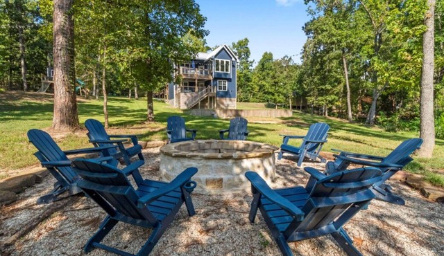 Serene Lakeside Retreat, Family and Pet Friendly!
