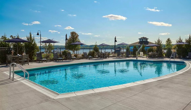 Serene Lakeside l Modern Lake-View Suite with Pool & Kayaking Access