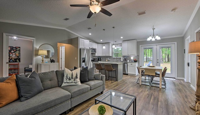 Serene Live Oak Home w/Fire Pit by River + SOSMP!