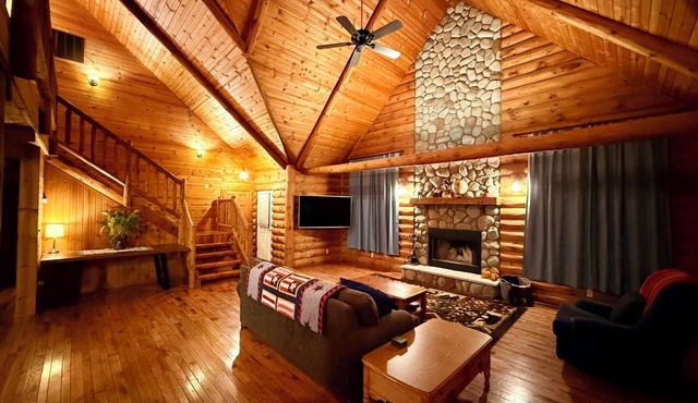 Serene Log Cabin Forest Retreat - Across street from Pumpkin Patch and Orchard!