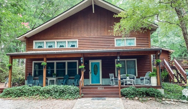 Serene Log Cabin Haven: Experience Rustic Charm in Cary- families welcome!