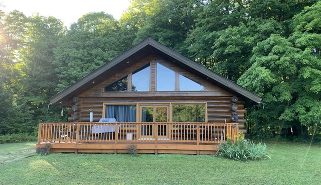 Serene Log Cabin Getaway! Close to Hiking, Snowmobile And Four Wheeler Trails.