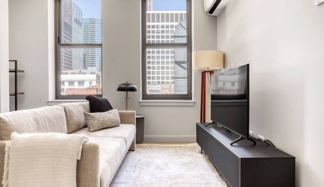 Serene Loop 1BR w/Gym, Roof & Lounge, same block as L, by Blueground