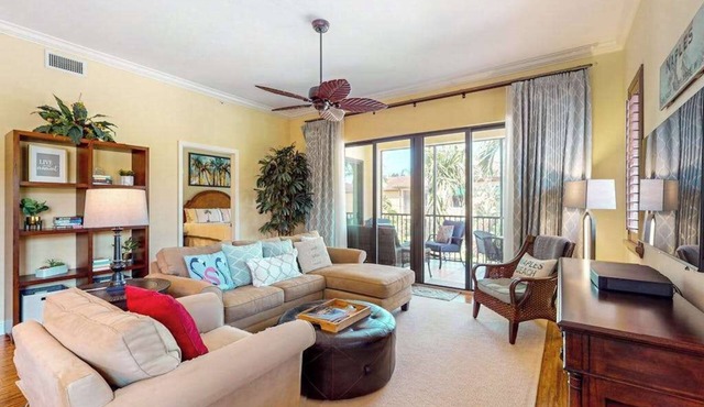 Serene Luxury Awaits at Naples Bay Resort – Your Tropical Retreat!