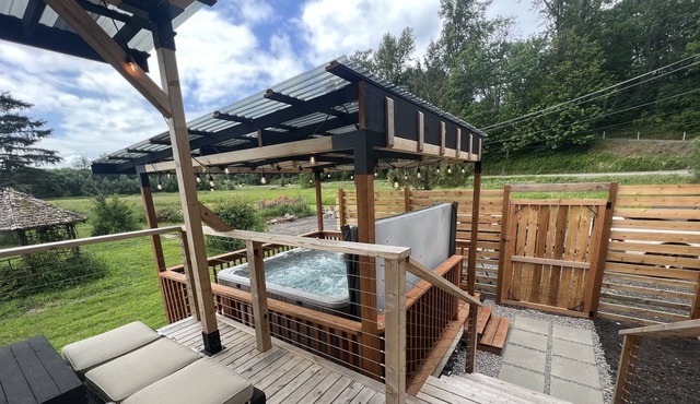 Serene Luxury Cabin Retreat - Hot Tub, Fire Pit, Patio, Close to Trails/ River