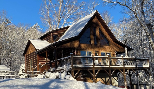 Serene Luxury Mountain Cabin l Hot Tub, Stunning Views & Designer Comforts