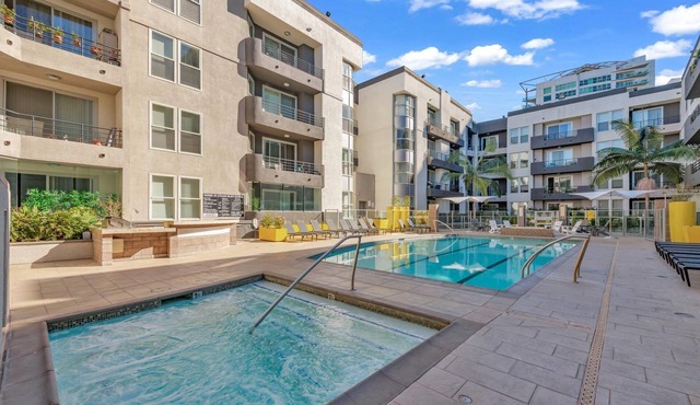 Serene Marina Studio · Free Parking · Walk to Beach · Pool · Gym · Hot Tub