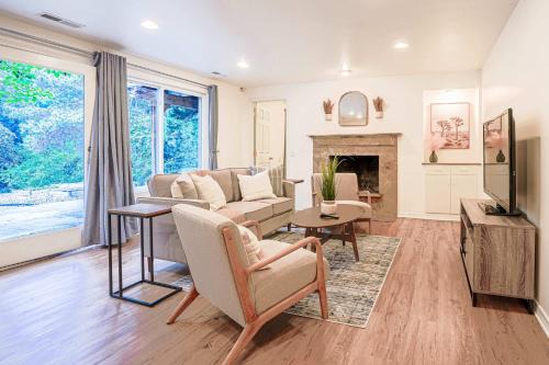 Serene Mercer Island 3B Lower Unit near LR station