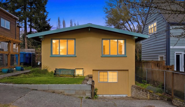 Serene MidCentury Gem 5BR Madison Park & World Cup