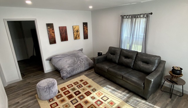 Serene & Modern | 5★ Location, ♛Queen Bed, Parking
