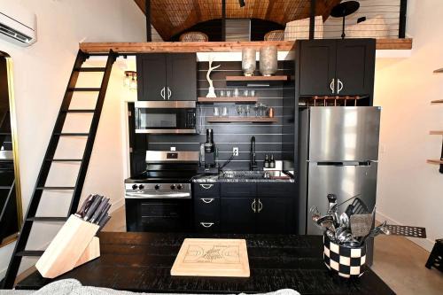 Serene Modern Hot Tub Cabin with Valley Views near Lake Tenkiller, Vian, Oklahoma