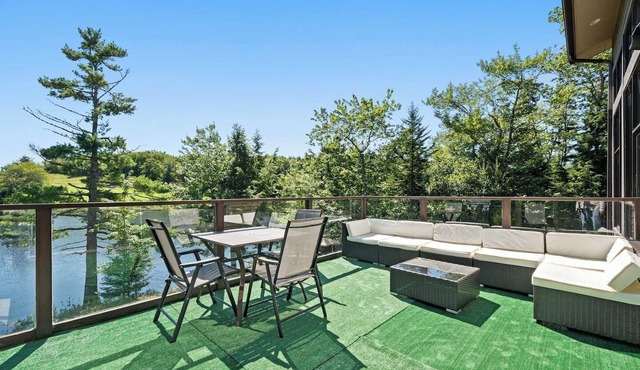 Serene modern Lakehouse on Golf Course