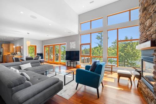 Serene modern Lakehouse on Golf Course