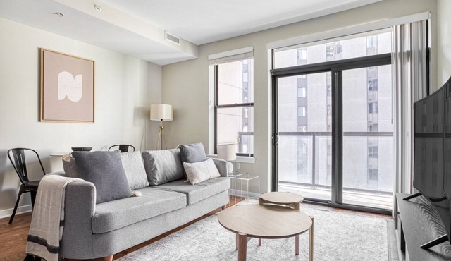 Serene Mount Vernon 1BR w/Gym, Pool & W/D, near Metro, by Blueground