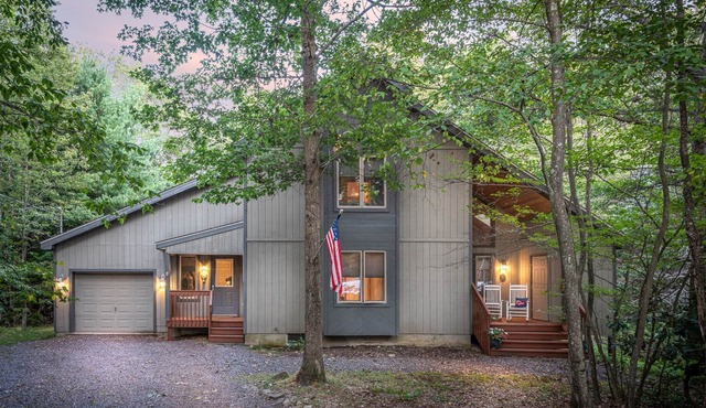 Serene mountain escape in beautiful Lake Naomi