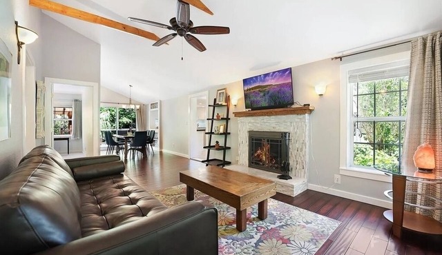 Serene Mountain Getaway w/Hot Tub,Pool:25 min to Asheville