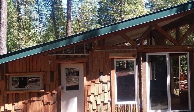 Serene mountain retreat - escape to a family-size cabin in the woods