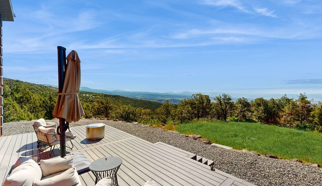 Serene mountain retreat with panoramic views & family-friendly amenities