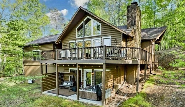 Serene Mountain View Retreat. Pool, Firepit & Hot tub, Fireplace Dogs Welcome!